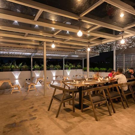 Gentz Residency & Restaurant Hotel Коломбо Екстериор снимка